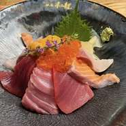 厳選した食材を一度に味わえる海鮮丼です。本マグロ、ブリ、サーモン、イクラは、京都中央卸市場より直送。うには北海道各地のうにを函館から直送。当店オススメの一品です。
