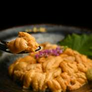 新鮮なうには、海の幸の中でも特に贅沢な食材とされています。函館から直送される無添加塩水うにと厳選された板うには、そのままでも料理に使われても、深い味わいと繊細な食感を愉しむことが可能。