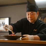 新鮮な海の幸を丁寧に盛付け、それぞれの丼に心を込めています。その信条は単純明快で「美味しいものを食べる幸せを、多くの人と分かち合いたい」というもの。この情熱が、一杯の丼から感じ取ることができます。