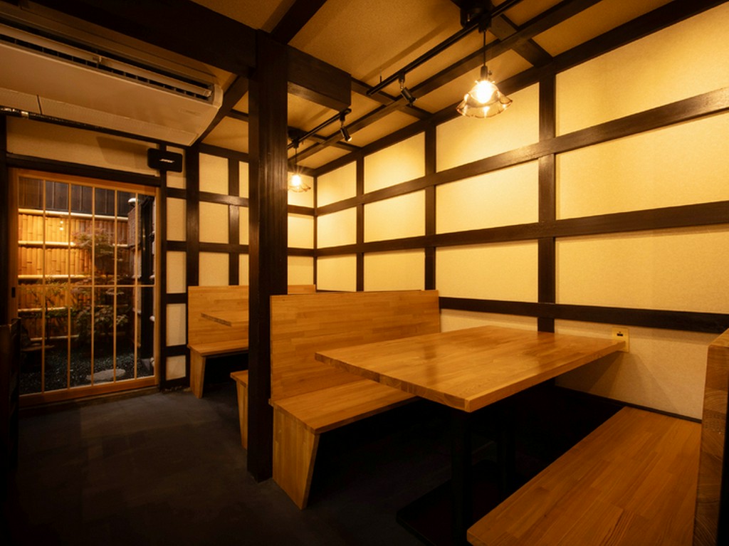 居心地の良い空間で、厳選された食材を使用した丼を提供