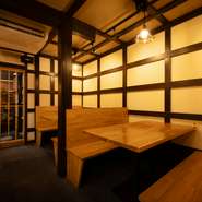 見た目も華やかな丼は、一口ごとに贅沢さを感じさせてくれます。日常の喧騒を忘れて、新鮮な海の幸を味わいたい方にぴったりです。店内は落ち着きがあり、暖かな光が広がります。