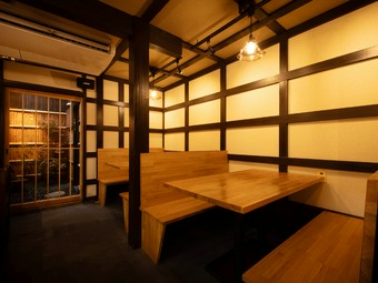 居心地の良い空間で、厳選された食材を使用した丼を提供