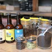 スパイス多めで甘過ぎない自家製チャイや自家焙煎のコーヒー、有田川町の「NOMCRAFT Brewing」のクラフトビール。研究熱心なオーナーによる手づくりの味と、近隣の名店の味を堪能できます。