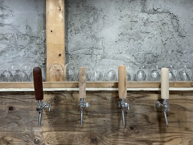 専用ビールサーバーも有。地元の醸造所から、数種類の銘柄を用意
