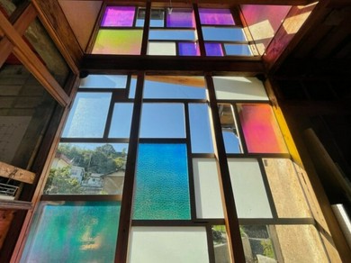 ステンドグラスから差し込む陽の光。優美な空間で非日常を堪能