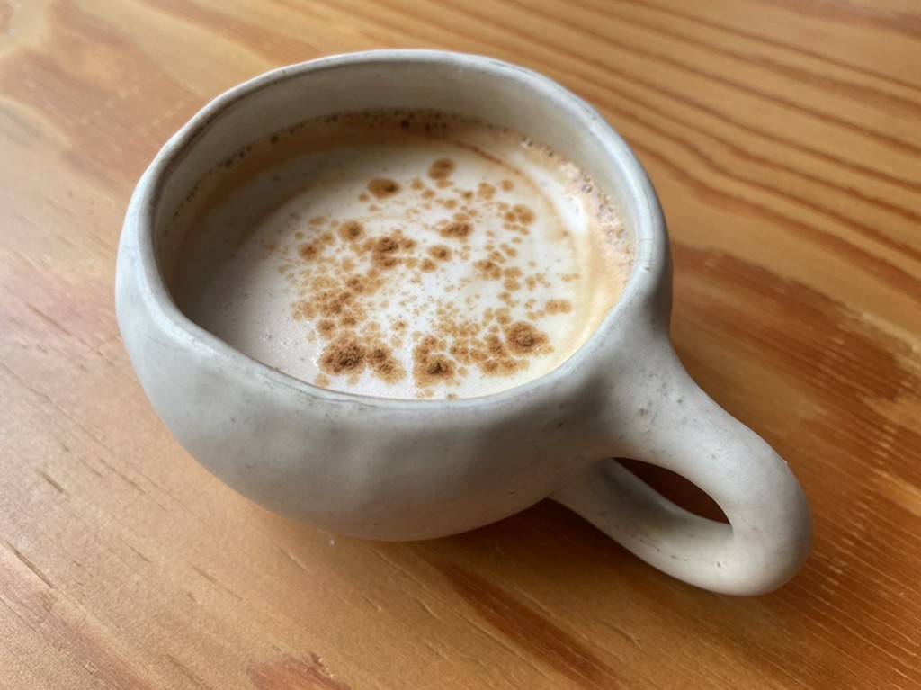 スパイスが効いていて香り高く、濃厚なのに後味さっぱりでクセになる『チャイ（ホット／アイス）』