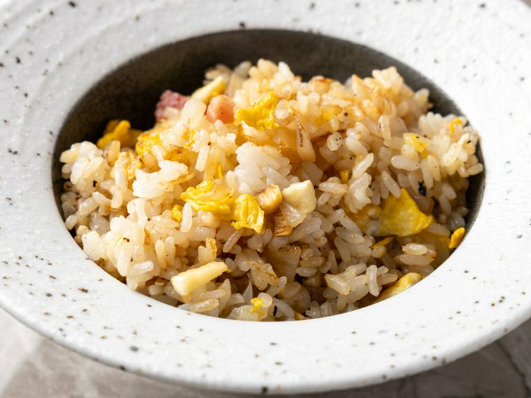 チャーハンの新境地。鉄板で仕上げる三つの風味『チャーハン』