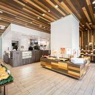 駅前の喧騒から離れ、のびのびとパンとコーヒーを楽しめるカフェ。オシャレで開放的な店内は、モーニングからランチ、カフェタイム、軽めの夕食にも利用可能。一時のくつろぎを与えてくれるスポットです。