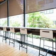 一人でも気軽に立ち寄れる雰囲気のお店。カウンター席で、お気に入りのパンでコーヒーブレイクもオツなもの。充電用のコンセントもあり、デスクワーク中の一休みにもオススメです。