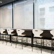 Wi-Fi環境や、テーブルの充電設備、喫煙者・非喫煙者にもしっかり配慮した喫煙ブースなど、設備面も大切にしているカフェ。さまざまなライフスタイルに寄り添ってくれます。