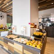 こだわりのパンはもちろんテイクアウト可能。店内でゆったり過ごした後の、家族や友人へのちょっとしたお土産としても最適です。大切な人へのおいしいパンのおすそ分けもオススメです。