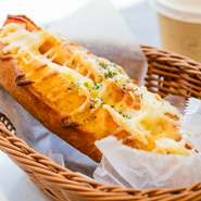 香ばしいベーコンを丸ごと一枚使用。北海道産じゃがいもをサンドし、ミックスチーズをかけて焼き上げた逸品。ミニバケットのパリっとした食感も心地よく、飽きの来ない逸品です。
