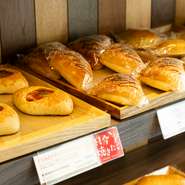 惣菜系からスイーツ系まで、バラエティ豊富に取り揃えられたパンは、幅広い世代に親しまれています。