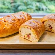 ふっくら香ばしく焼き上げたパンに、ベーコンが絶妙なアクセント。