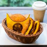 定番のカレーパン。一つ一つの要素にこだわった、【ベーカリーカフェフラミンゴ】自慢の逸品です。