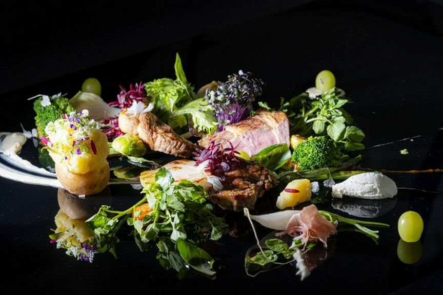 素材が引き立つ逸品『北海道産留寿都豚の瞬間燻製』