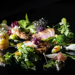 素材が引き立つ逸品『北海道産留寿都豚の瞬間燻製』　