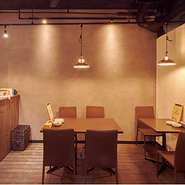 店内は、優しい照明がほのかに灯る、落ち着いた大人の空間です。日常の慌ただしさを忘れさせてくれる雰囲気の中、五感を刺激するビストロ料理を堪能できます。