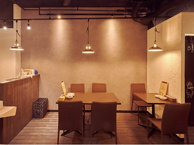 日常の慌ただしさを忘れさせてくれる、落ち着いた大人の空間