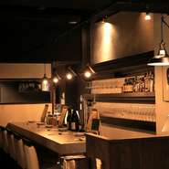 店内にはカウンター席も用意されています。一人でゆったり自分の時間を過ごすも良し、シェフとの会話を楽しむも良し。14時から営業しているので、カフェに行くような気分で入れる一軒です。

