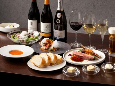 鴨料理とワインのマリアージュを堪能。カクテルなども充実