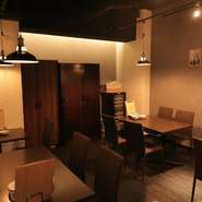 SNS映えしそうな料理が数多く並ぶ【BISTRO BROTHERS】。店内は、カジュアルな雰囲気ながらも、清潔感がありシックな空間です。お喋りに花を咲かす、オシャレなビストロ女子会はいかが。