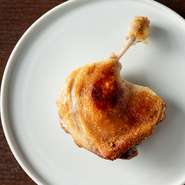 じっくり火入れした鴨の旨みがしっかり味わえる一品
・ハーフ…1620円
・フル…2390円