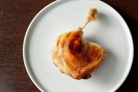 じっくり火入れした鴨の旨みがしっかり味わえる一品
・ハーフ…1620円
・フル…2390円