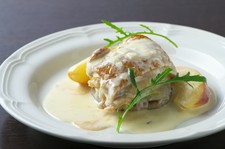 当店人気コースの秋バージョンは、メインのお肉料理は中札内鶏のシードル煮込み。