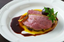 当店人気コースの秋バージョンは、メインのお肉料理は鴨胸肉のロティ巨峰ソース。