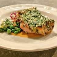 当店の人気コース。春バージョンにメインのお肉料理もリニューアル。新メニューの中札内鶏を味わえるコース