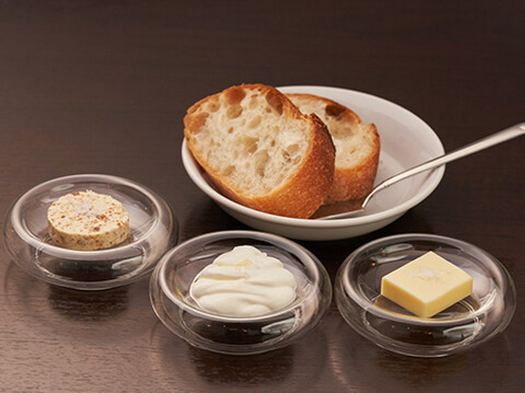3種のバターと共に。店内のオーブンで焼いた温かいバゲット