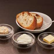 店内中央にあるオーブンで焼いた温かいバゲットは食べ放題です。選べる3種のバターは、『イチジクバター』『発酵バター』『マスカルポーネホイップ』。いずれも北海道産の素材を使用しています。