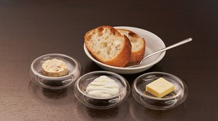 3種のバターと共に。店内のオーブンで焼いた温かいバゲット