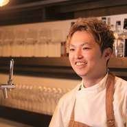 カウンター越しに、ゲストを身近に感じながら調理をしている佐藤氏。来店したゲストが楽しいひとときを過ごし、食事の際の“おいしい”の一言と、笑顔のために日々最善を尽くしています。