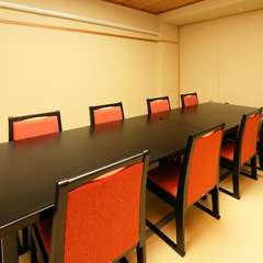 すっきりとした和の趣のテーブル個室を完備