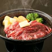 地元、愛知県の知多半島で育てられる和牛『知多牛』は、品質の高さと肉質の素晴らしさが評価されている和牛です。陶板焼きにすることで、とってもジューシーでまろやかな味わいに。	
