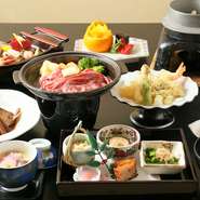 天婦羅、お造り、知多牛の陶板焼きなど、前菜からデザートまで【割烹　ちぐさ】の味わいを存分に堪能できる会席コース。季節ごとの食材もふんだんに取り入れられた華やかな会席料理は、大切なシーンにぴったり。