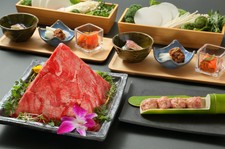 2名様以上ピラミッド盛りとなります。6品が最初につきます。野菜はおかわり自由！お肉の追加注文可能！