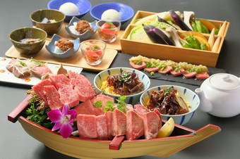 人気の熟成肉厚牛たん、カルビ、ロースの三品と当店オリジナル「仙台牛うしまぶし」をお楽しみ頂けます。