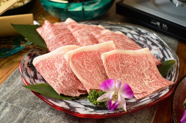 我们对食材有着坚定的承诺，提供冲绳独有的菜肴。