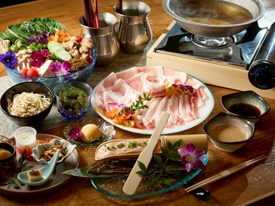 金アグーや石垣牛など沖縄の最高級食材を堪能『しゃぶしゃぶコース』