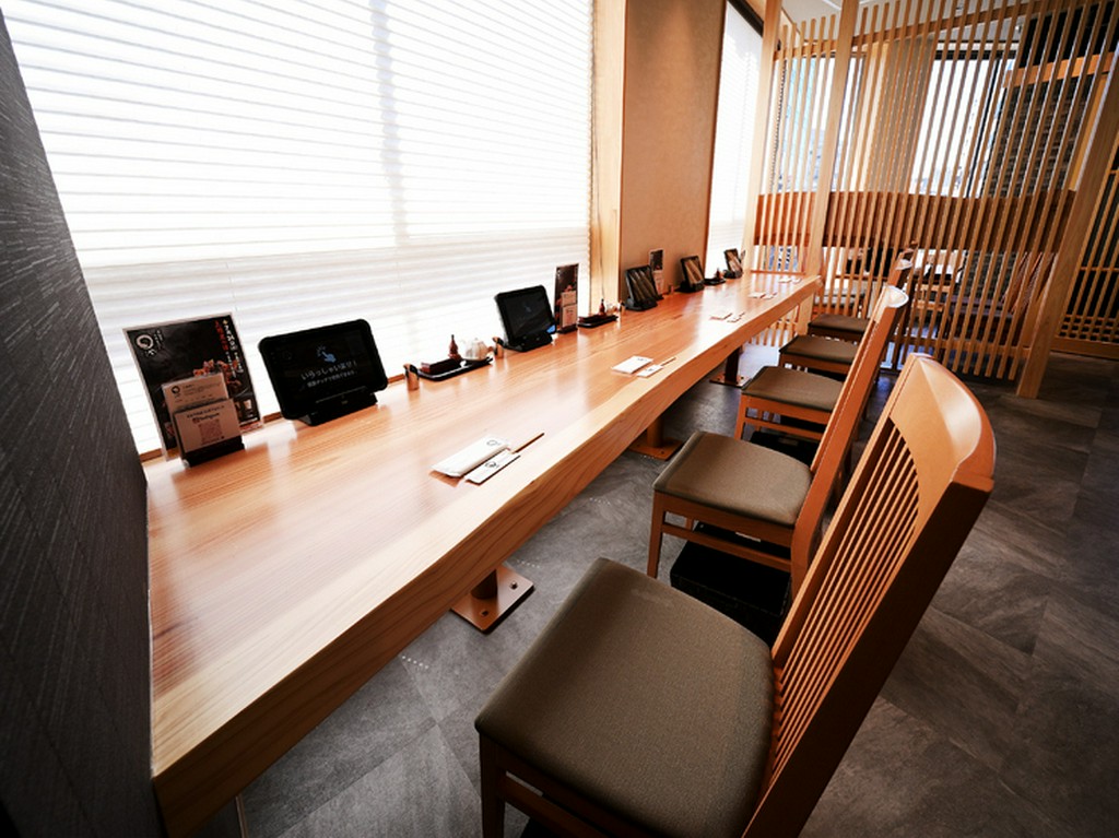 カウンター席で出張のビジネスマンも気軽に名古屋飯が楽しめる