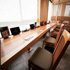 カウンター席で出張のビジネスマンも気軽に名古屋飯が楽しめる