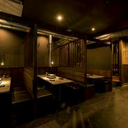 細部にまでこだわったデザインが高級感を演出している店内。扉やテーブル、カウンターは、一つ一つが職人による手づくりのものだそう。和の精神と現代のエレガンスを融合させたような空間が印象的です。