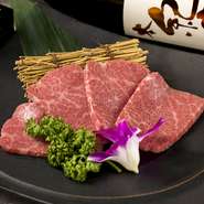脂の甘みと肉の旨みを絶妙に併せ持つ贅沢な一品です。しっとりとした肉質が特徴で、噛むほどに口の中で溶け出す濃厚な味わいが楽しめます。