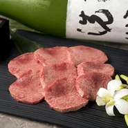 タン元のジューシーで柔らかい部分だけを贅沢に使用。口の中で溶けるような食感と旨みが楽しめます。玉ねぎスライスとポン酢で食べるのがオススメ。さっぱりとした酸味がタンのおいしさを引き立てます。