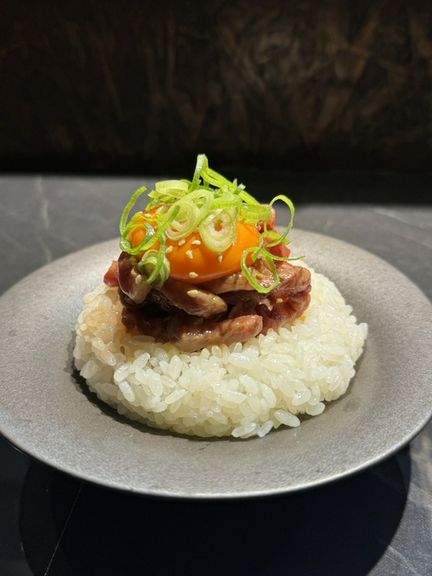 食事の締めに、贅沢な味わいを堪能できる『炙りユッケ丼』