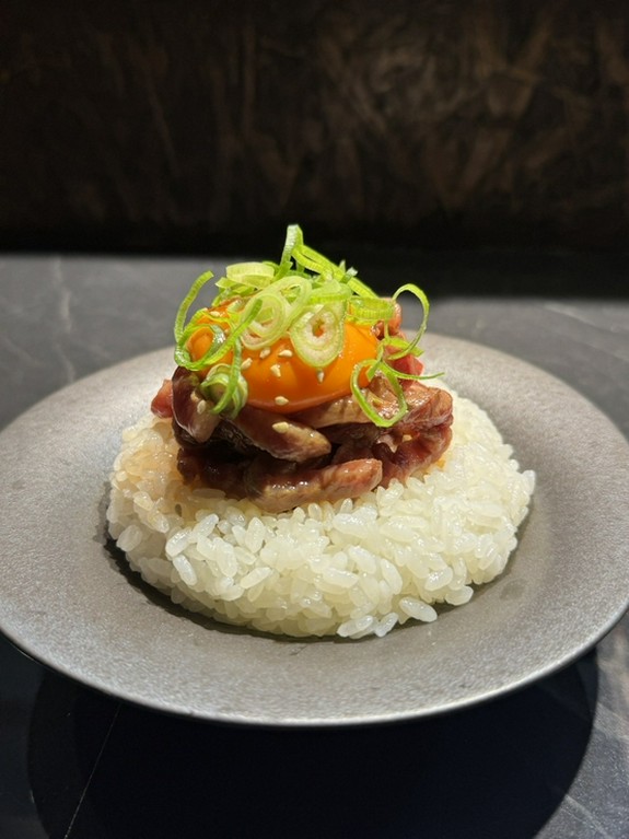 食事の締めに、贅沢な味わいを堪能できる『炙りユッケ丼』