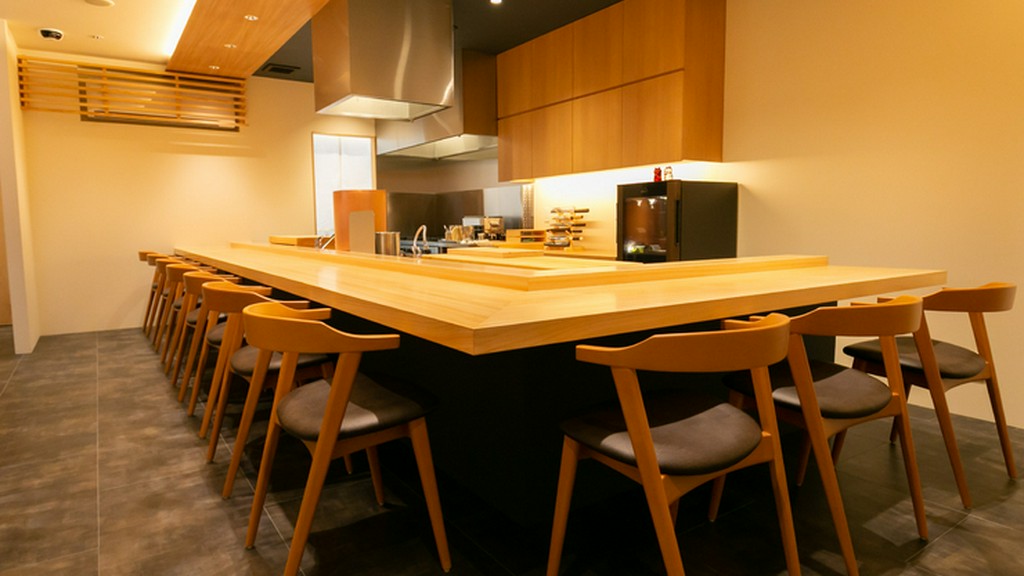 職人技を間近にできる、檜のカウンター